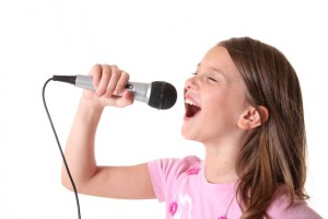 Girl-singing-with-mic